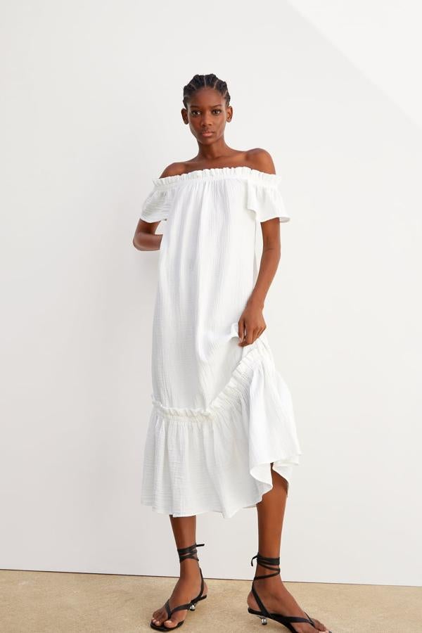 Otro vestido midi de inspiración hippie que apuesta por la sencillez. El detalle protagonista del diseño es un gran escote con elástico y los volantes que adornan las mangas y el remate del vestido (Zara, 29,95 euros).
