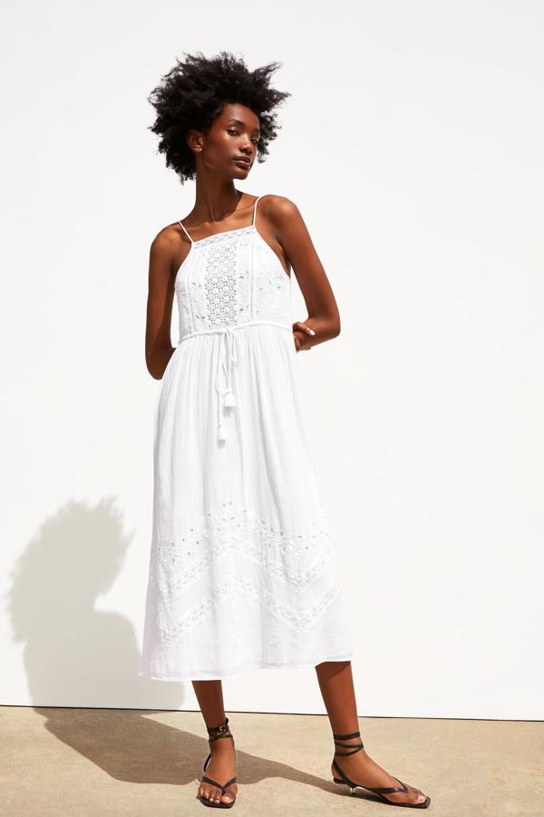 Vestido de escote recto y tirantes finos, con bordados a tono y cordón ajustable en la cintura acabado en borla. Va enteramente forrado y es de Zara (39,95 euros).