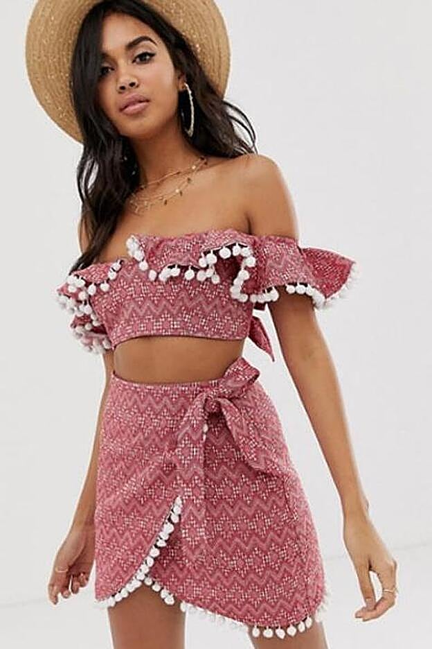 Top de playa con volante y pompones con diseño de jacquard (25,99 euros) y falda de playa a juego (28,99 euros).