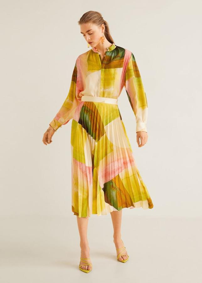Esta falda plisada solo se vende en la tienda online. Es otro diseño midi en tejido plisado y estampado multicolor de Mango (49,99 euros).