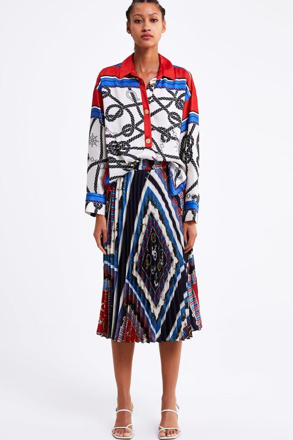 Fantástica falda plisada de Zara con un estampado de pañuelos en tonos azules y rojos y la cinturilla elástica (29,95 euros).