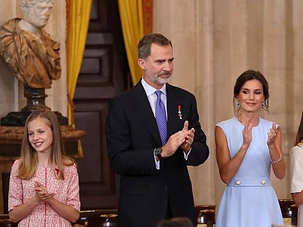 Letizia ha apostado por el color azul cielo cuando se cumplen cinco años de la coronaciónd e Felipe VI.