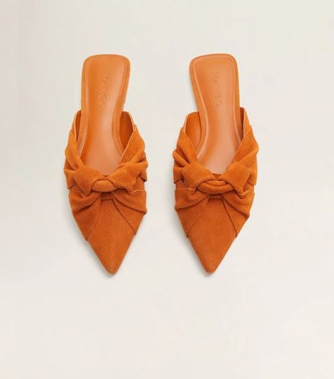 Mule de piel con nudo en color naranja. Dale un toque original a tu look. De Mango. (29,99 euros).