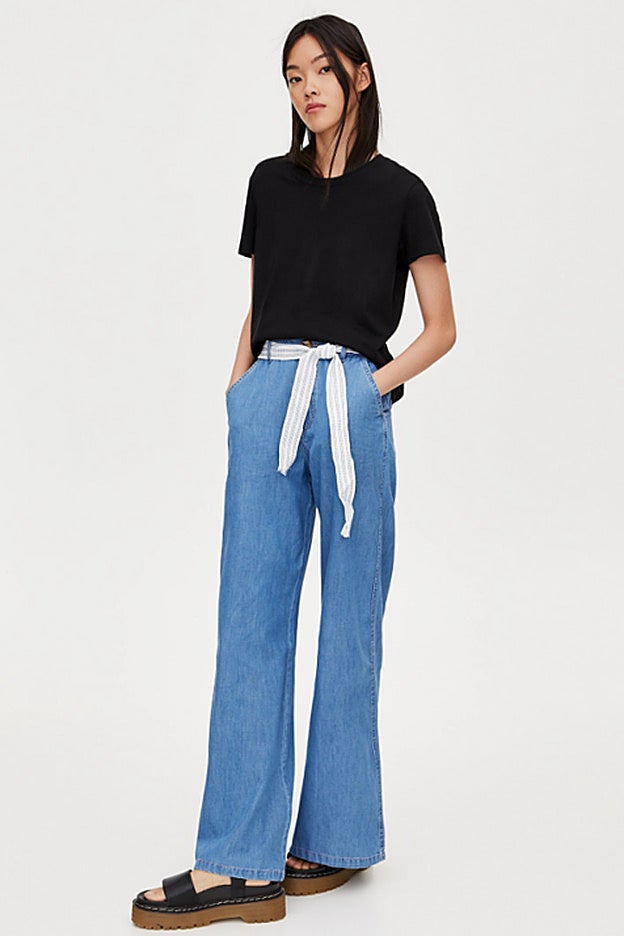 El toque genial del pañuelo-cinturón cambia totalmente este look de Pull&Bear.