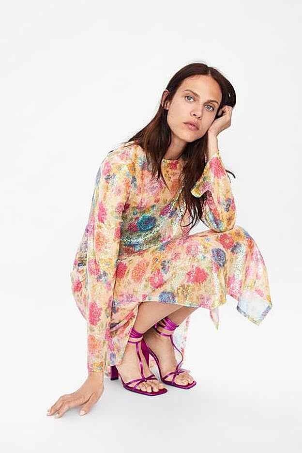 El vestido de Zara de flores y lentejuelas cuesta 29,95 euros.