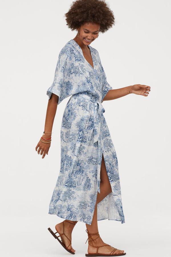 Vestido de viscosa con escote de pico, botones ocultos delante y mangas cortas amplias. Modelo ligeramente entallado en la cintura con cinturón de anudar extraíble y bajo con vuelo. Va sin forrar (29,99 euros).