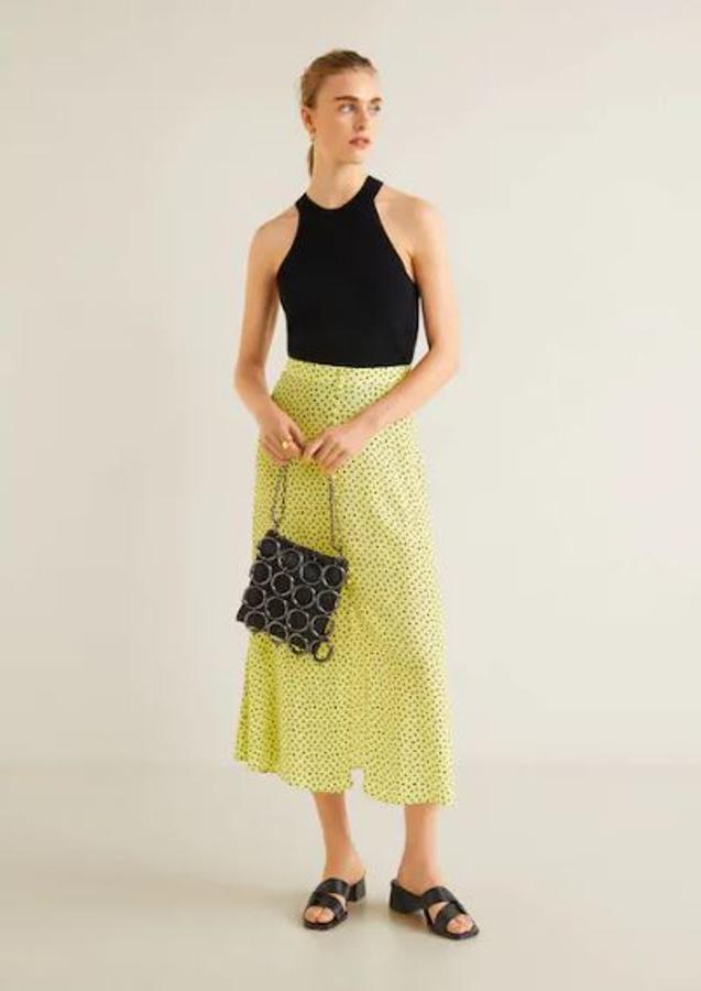 Falda midi de estampado de lunares. Tiene un diseño acampanado y está fabricada en un tejido fluido. Esta prenda reune varias de las tendencias de este verano: los lunares, el corte y midi y los tonos flúor. Costaba 39,99 euros y ahora está por 25,99.