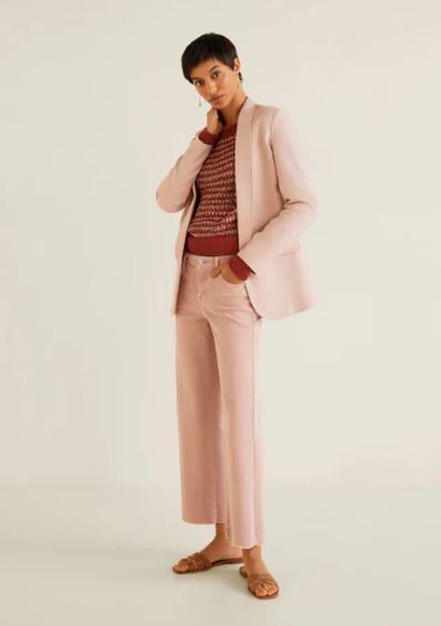 Los  pantalones más virales de Zara  que tienen todas las influencers puedes encontrarlos muy parecidos en Mango. Este modelo croped rosa palo cuesta 25,99 euros en vez de 29,99.