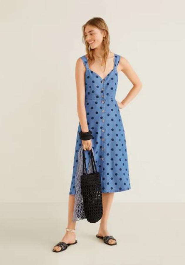 Error si todavía no tienes un vestido de lunares. En Mango hay más de un modelo con este estampado, pero nosotras hemos seleccionado este azul midi con botones. Su tejido similar al vaquero es muy original y cuesta 25,99 en vez de 39,99.