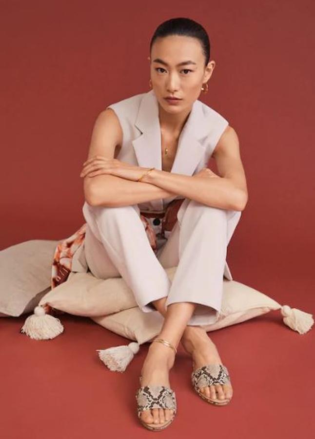 Las sandalias abiertas son sin duda el calzado de este verano. Este modelo con estampado de piel de serpiente cuesta 15,99 euros en vez de 25,99.