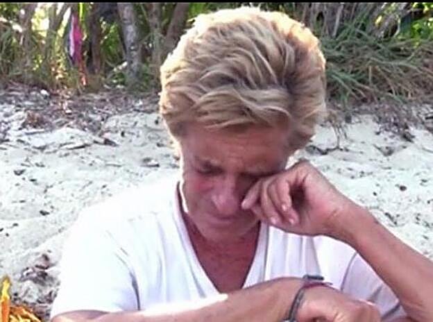 Chelo García Cortés llora por Marta Roca, su pareja.