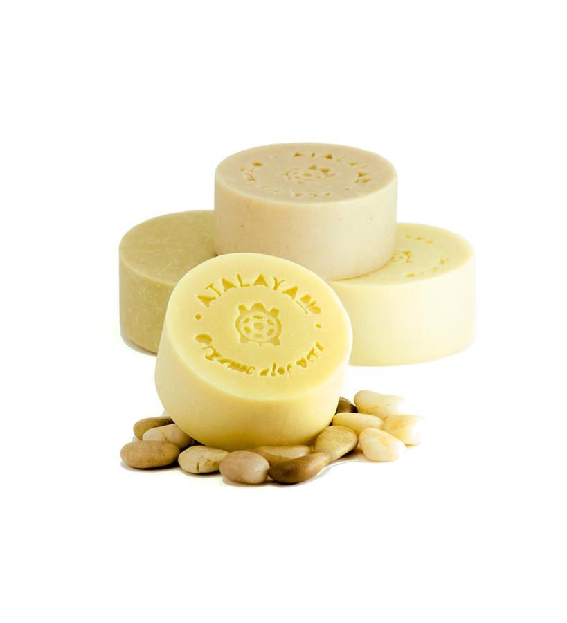 Jabón vegano calmante e hidratante. Especialmente recomendado para el cuidado facial y corporal de pieles sensibles, delicadas y/o atópicas. Por su acción humectante, antiinflamatoria y anti-bacteriana, este jabón mejora el estado de pieles reactivas estimulando su regeneración. (10,50 €).