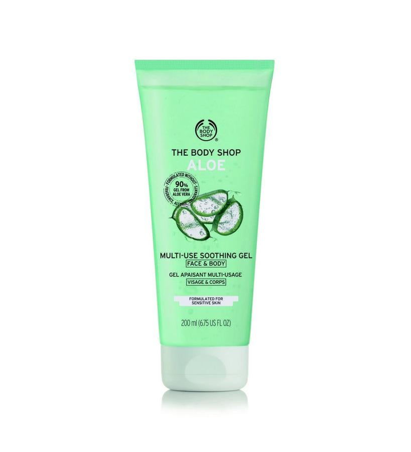 Superhidratante, refrescante y ligero para rostro y cuerpo que hidrata y ayuda a calmar la piel seca y sensible. Suave con la piel y con un efecto no graso que invita a aplicar tras una jornada solar. Puedes usarlo como mascarilla de noche para restaurar la hidratación de la piel. Enriquecido con un 90% de gel de aloe vera orgánico de Comercio con Comunidades de Campeche, México. Fórmula sin alcohol, colorantes ni fragancia. (19 €).