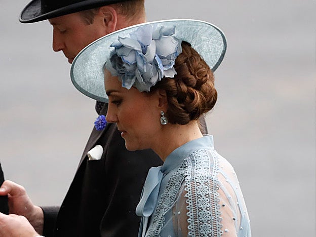 En recogido trenzado de Kate Middleton es una opción de moño muy fresca para el verano.