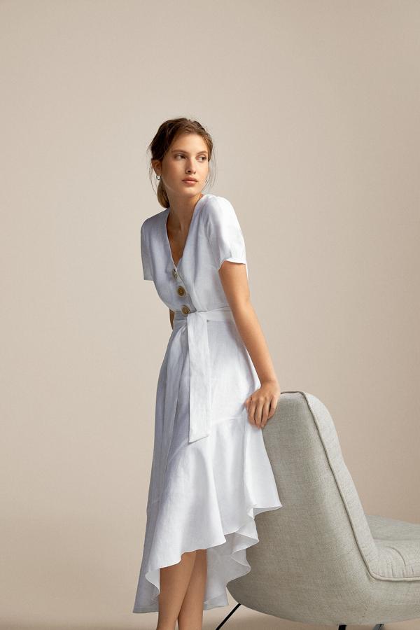 Es perfecto. De corte camisero pero con un twist de tendencia y una volante grande en la parte del bajo que lo hace así de especial. Es de Massimo Dutti y ya tiene descuento (143 euros).