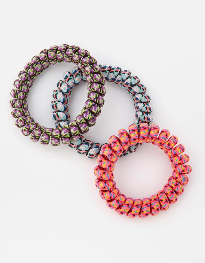 Hasta las gomas de pelo se llevan con un toque diferente. Estas tienen unos tonos muy apetecibles para los días de playa. Son de Pull & Bear y  el pack de tres unidades cuesta 3,99 euros .