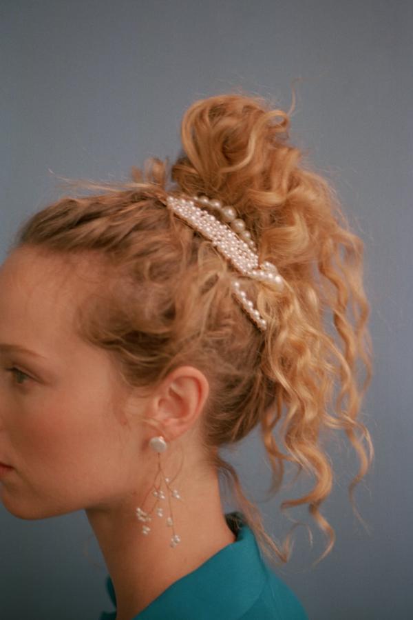 Las horquillas de perlas son las que más han triunfado esta temporada. Y las más románticas para añadir a un recogido informal, como hacen en esta propuesta de Zara (15,95 el pack de tres).