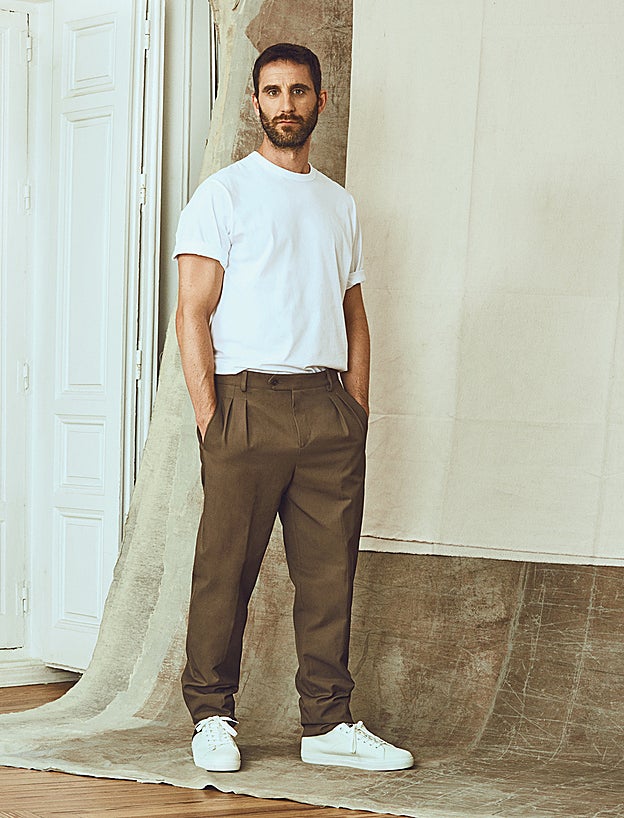 Camiseta de Tod’s, pantalón de Hermès y deportivas de Levi’s.