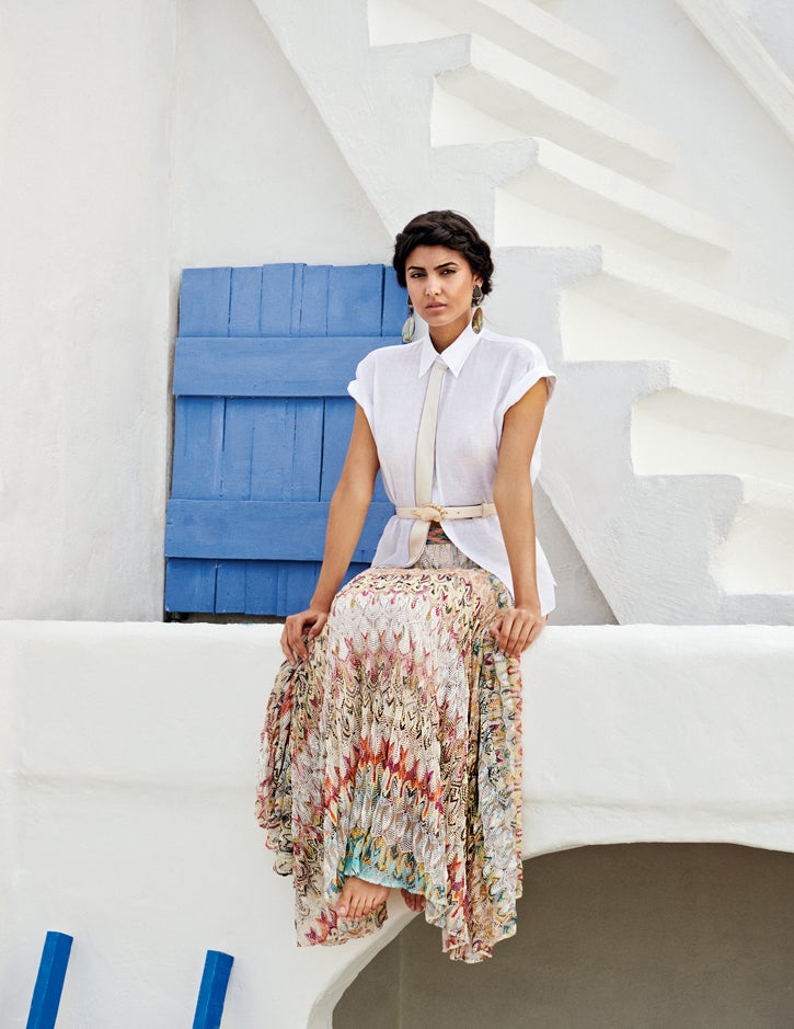 En esta página, blusa de Brunello Cucinelli, falda de Missoni, y cinturón y pendientes de Mango.