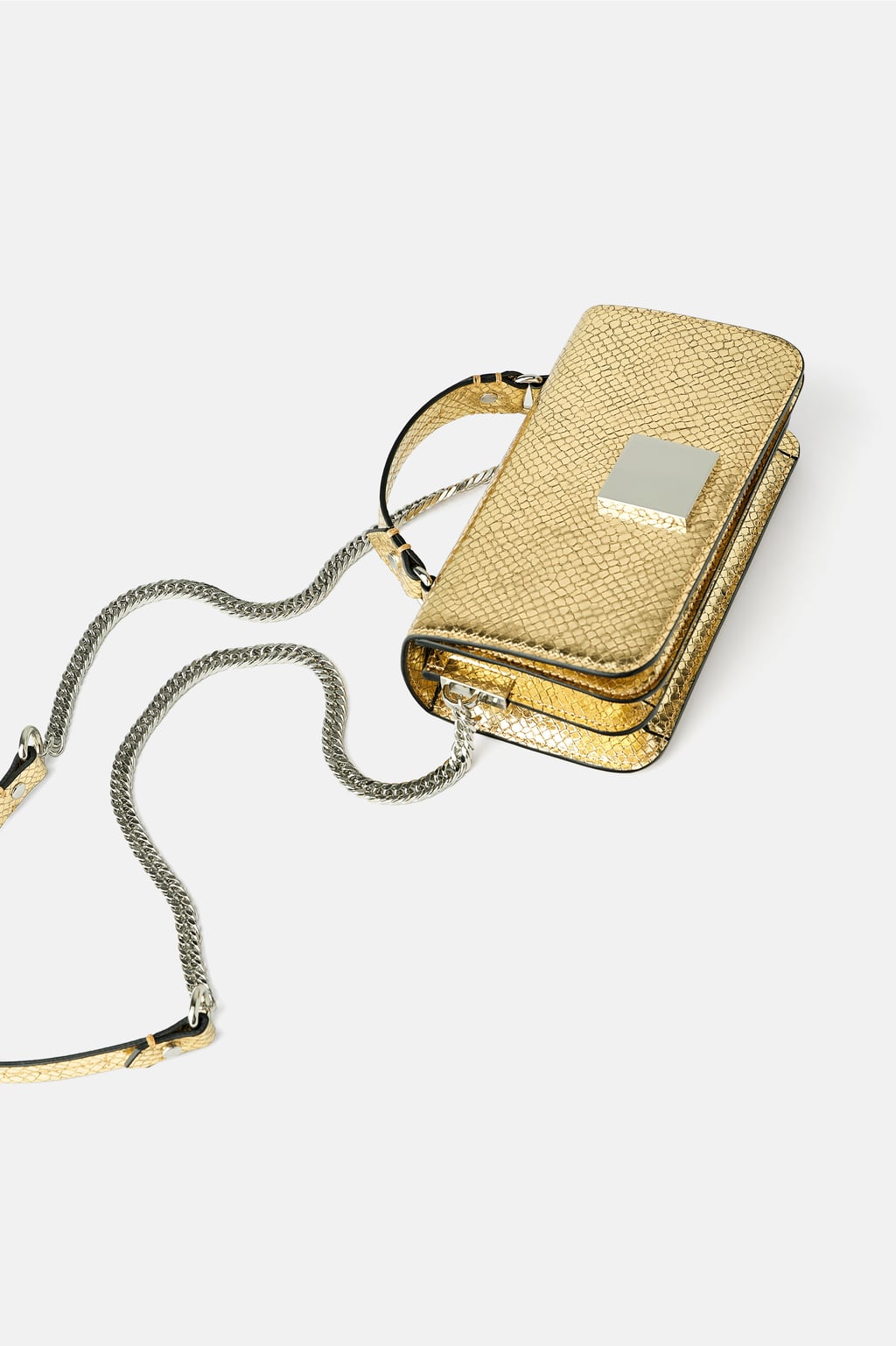 Bolso city metalizado de Zara: 25,95 euros.