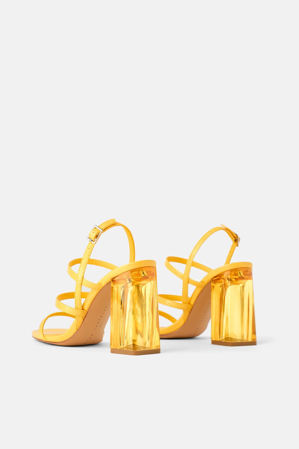 Sandalias de tacón ancho de metacrilato en color amarillo: 29,95 euros en Zara.