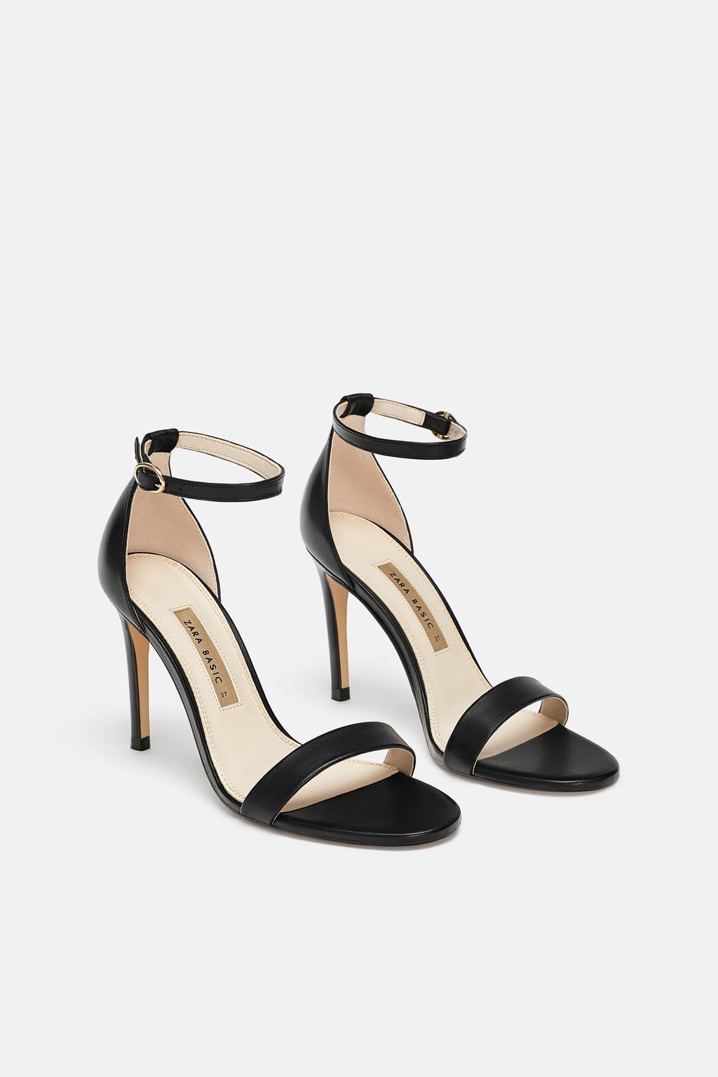 Sandalias de tacón en color negro con pulsera: 39,95 euros en Zara. Disponibles en burdeos.