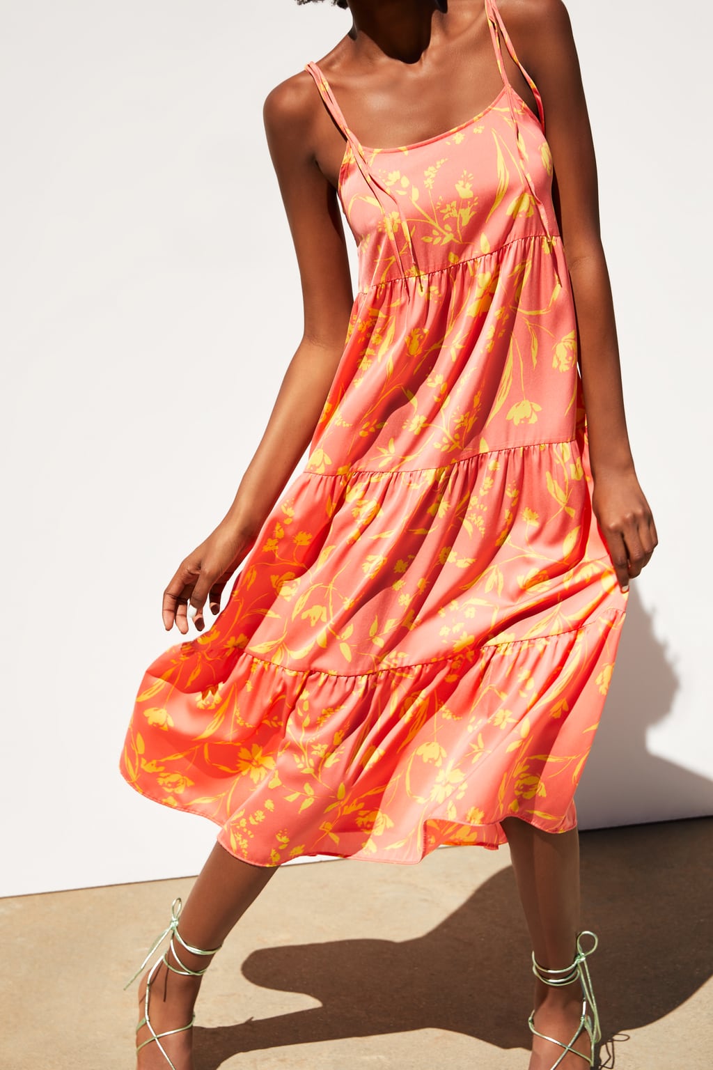 Vestido midi estampado con bajo terminado en volante: 29,95 euros en Zara.