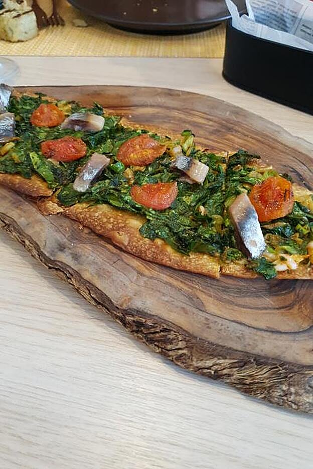 Coca de verduras con sardina ahumada