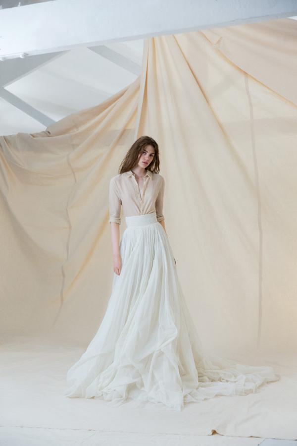 Este delicado conjunto de Cortana nos tiene absolutamente enamoradas. Combina una blusa color arena con una maxi falda de tul blanco.