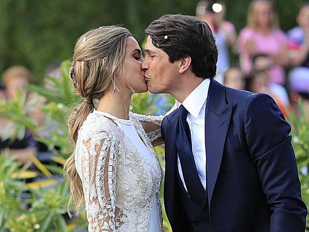 Este peinado escogido por la influencer dejaba a la luz sus pendientes en forma de lágrima.