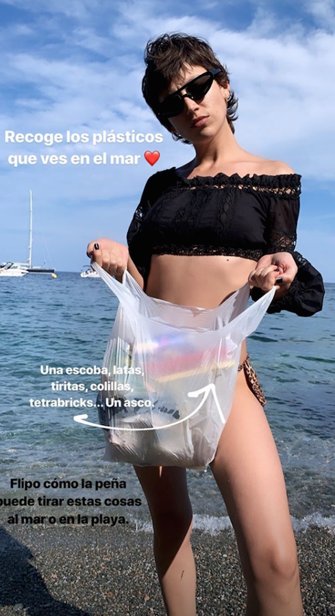 Además de acercarse a la playa y contribuir con la limpieza de plásticos, Úrsula Corberó nos ha sorprendido con un truco de estilismo genial: combinar la braguita del bikini con un top negro. Queda genial.