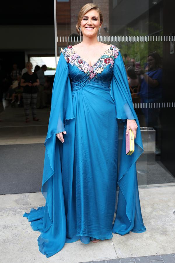 Carlota Corredera llevó a la boda de Belén Esteban un vestido de gasa azul cobalto con mangas capa, cuerpo drapeado y bordado de flores adornando su escotazo.