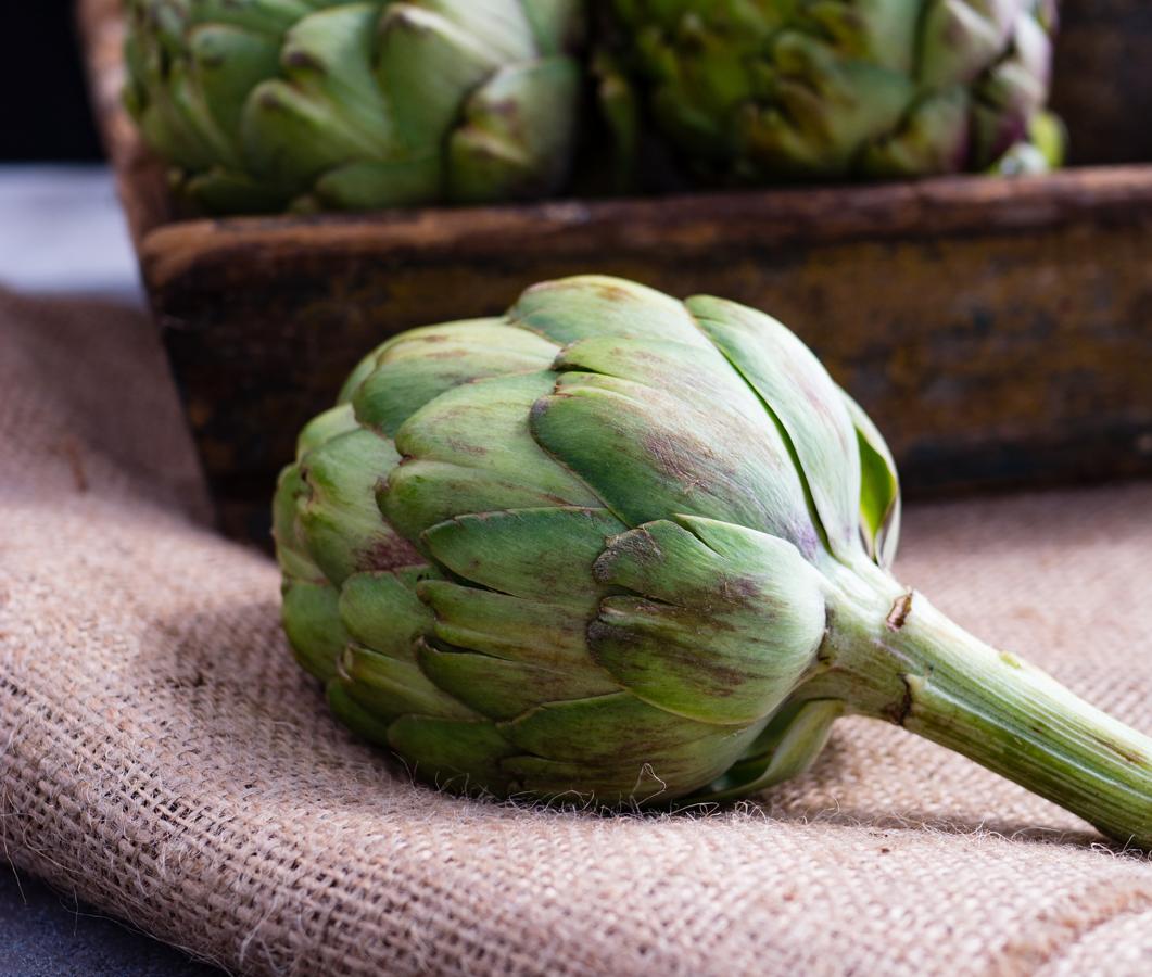 Las alcachofas son un buen antioxidante por su alto contenido en fitonutrientes y polifenoles. Un contenido que actua como anticancerígeno, antiinflamatorio, antialergénico, antimicrobial y antiviral. Incluso está relacionado con los beneficios para la memoria.