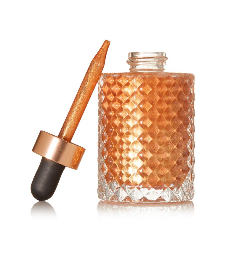 Aceite corporal ligero y seco que le da a la piel un hermoso brillo dorado. No solo huele de manera sublime (gracias a la vainilla de Madagascar, el almizcle blanco suave y el pachulí sensual), sino que también está lleno de lo mejor de la Naturaleza para nutrir la piel. La hermosa combinación de aceites de jojoba y argán, el calmante aloe vera y la vitamina E convierte a la fórmula en apta para todos los tipos de piel. (33,60 €).