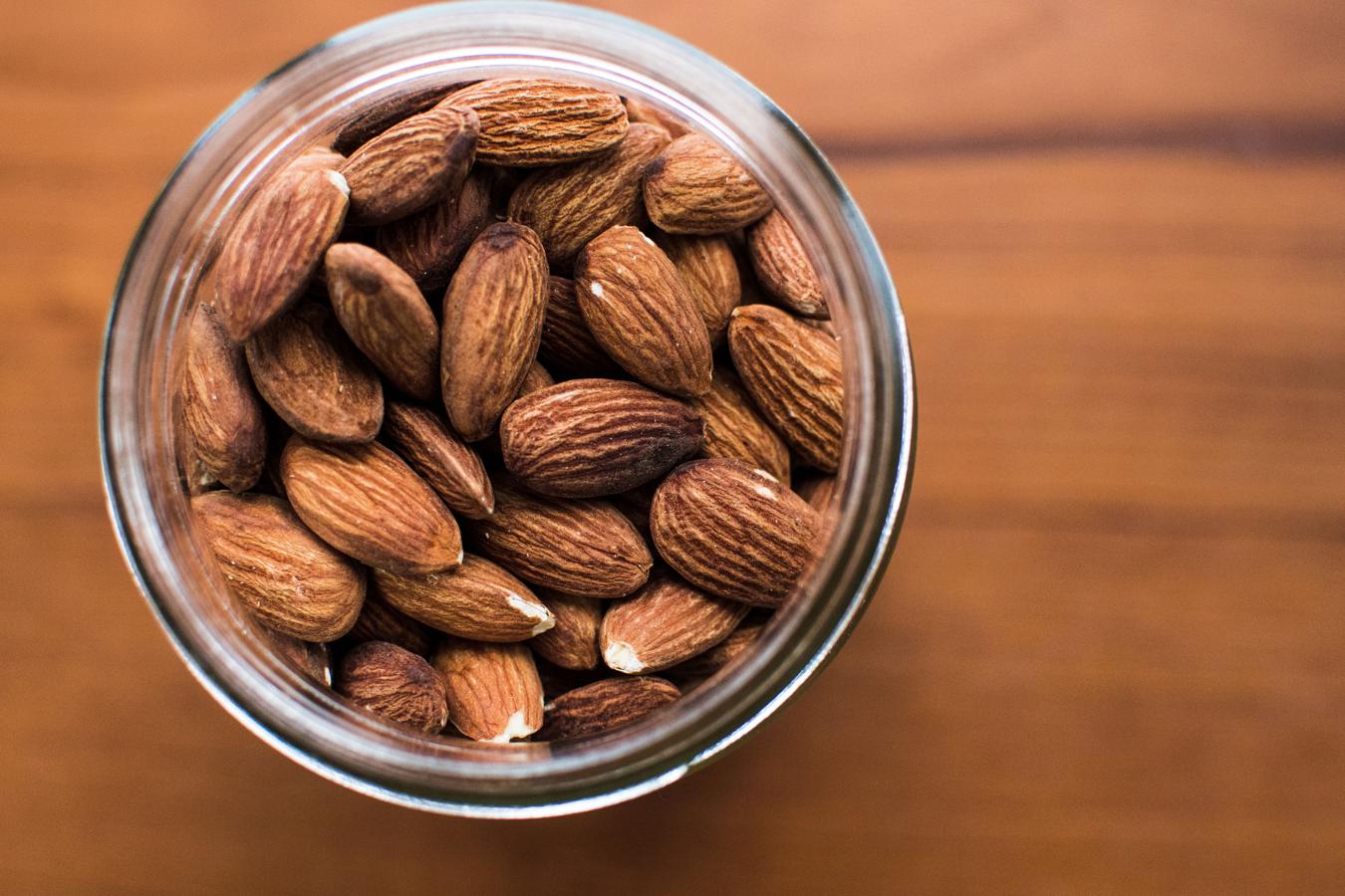 A pesar de que los frutos secos están asociados más a la salud cardiovascular, comer diariamente un puñadito de nueces, almendras, avellanas, pistachos o piñones proporciona una buena fuente de antioxidantes como la quercetina. Además, mejoran la circulación sanguínea y regular el colesterol.