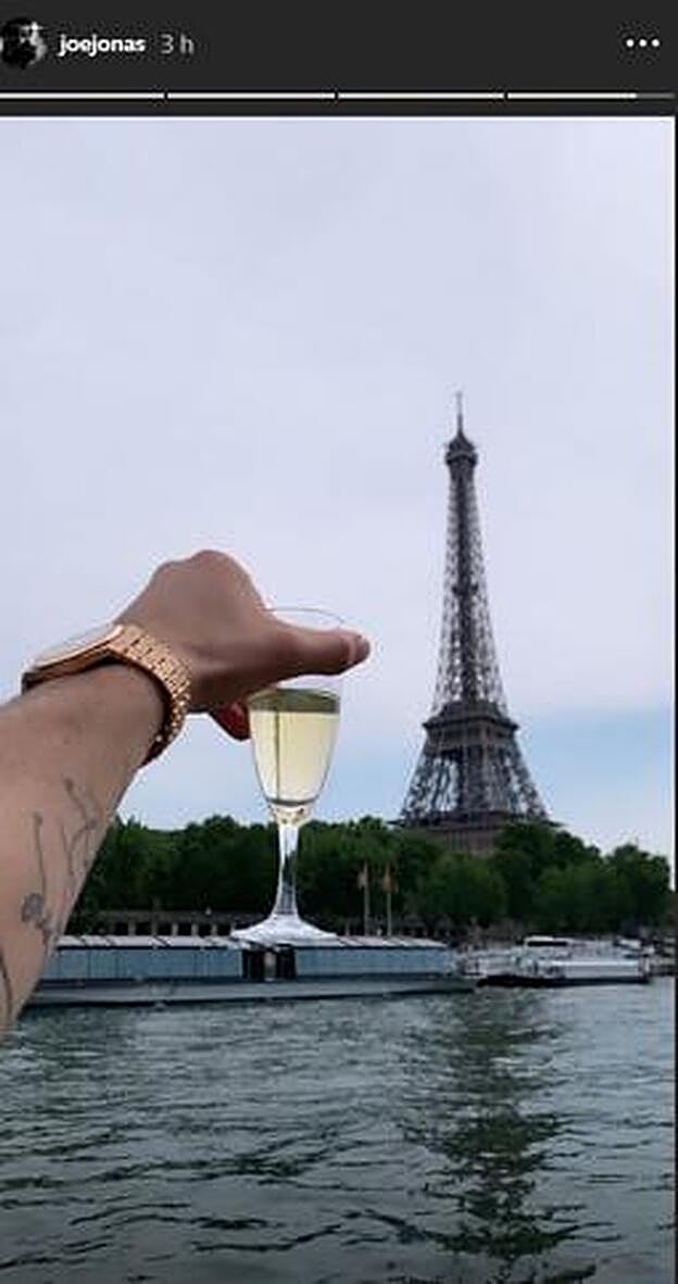 Joe Jonas y Sophie Turner disfrutan de la ciudad con amigos.