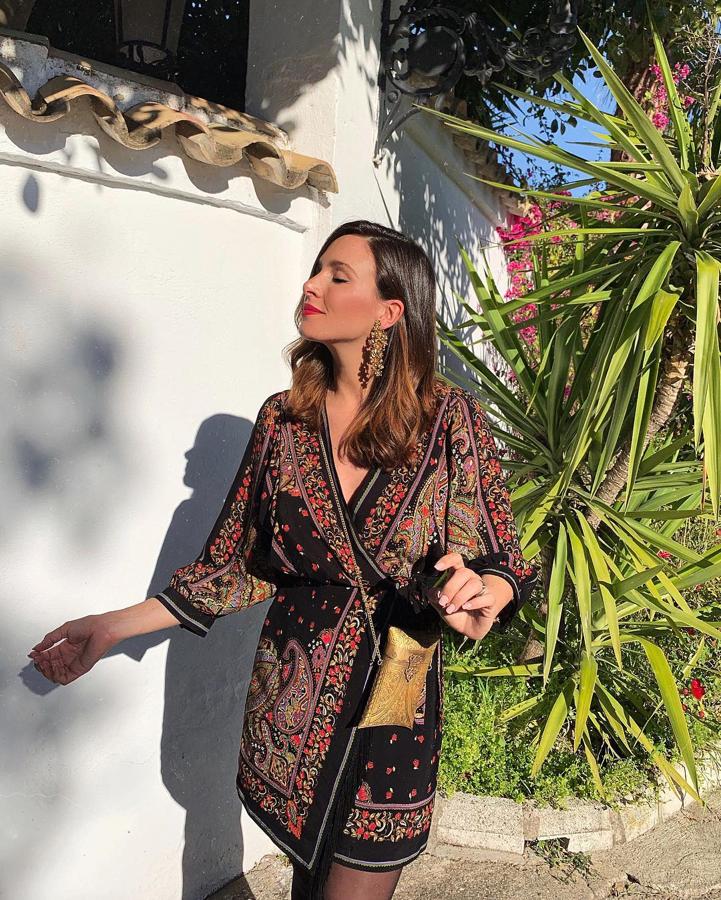 La influencer sevillana demuestra que el estampado de pañuelo se sigue llevando también en verano.