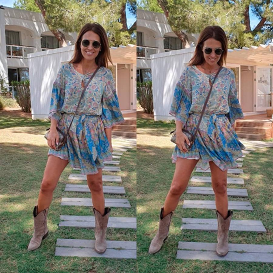 Paula Echevarría combinó este vestido estampado de Fetiche Suances con  las botas favoritas de Alice Campello . La actriz ha scompartido varios looks con este calzado dejando claro que es tendencia no solo en invierno, si no tambieén verano.