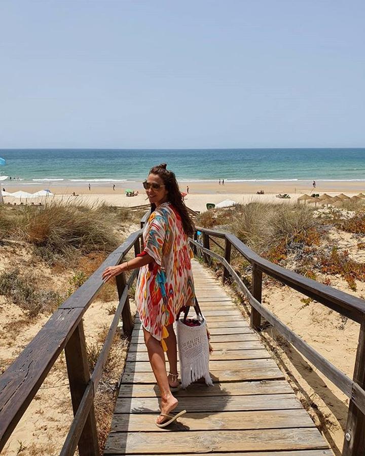 Paula Echevarría ha estrenado sus días de playa con este  favorecedor caftán de estilo étnico  de Fetiche Suances.