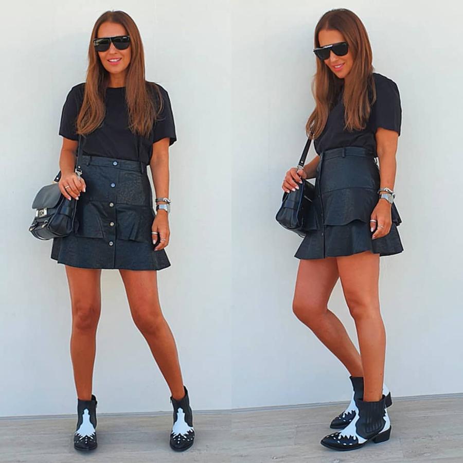 Paula Echevarría consiguió este  look cowboy rockero  al llevar una mini falda de efecto piel de Zara y botines cowboy.