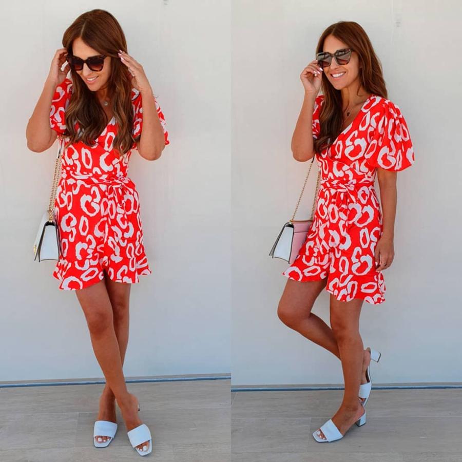 Se podría decir que el vestido de Mioh que lleva Paula Echevarría en esta foto es el protagonista del look, sin embargo lo son los zapatos. Las sandalias blancas de Mango que la actriz agotó, pero que  nosotras hemos querido copiar con modelos similares  son sin duda el calzado del verano.