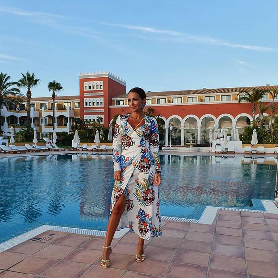 Este  vestido rebajado de Mioh de Paula Echevarría  tiene el estampado más salvaje del verano y, además, hace tipazo.