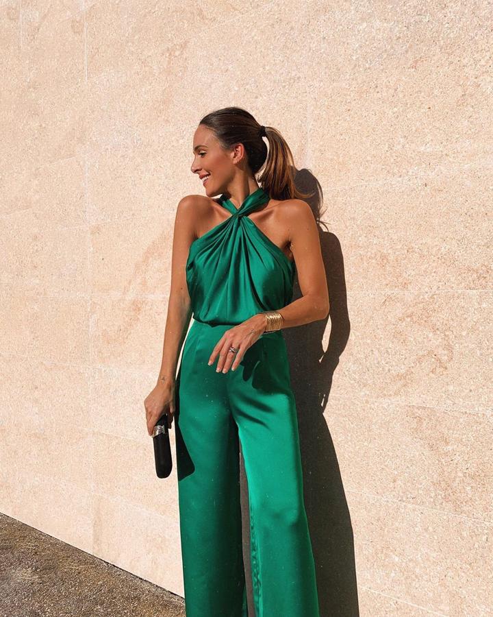 Su especialidad es hacernos enamorar de looks de invitada y Rocío Osorno lo sabe. Con este mono verde esmeralda , la influencer revolucionó Instagram