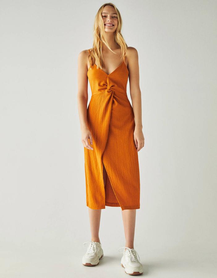 Vestido midi de tirantes con abertura en la falda de Bershka (19.99 euros).