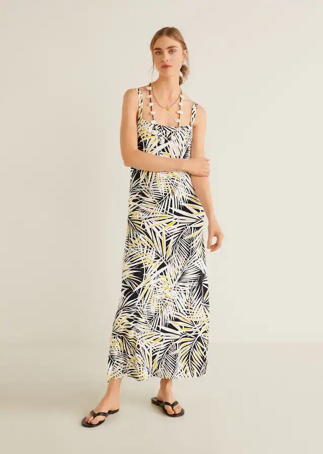 Maxi vestido de tirantes en lino estampado de Mango (rebajado de 19.99 a 12.99 euros).