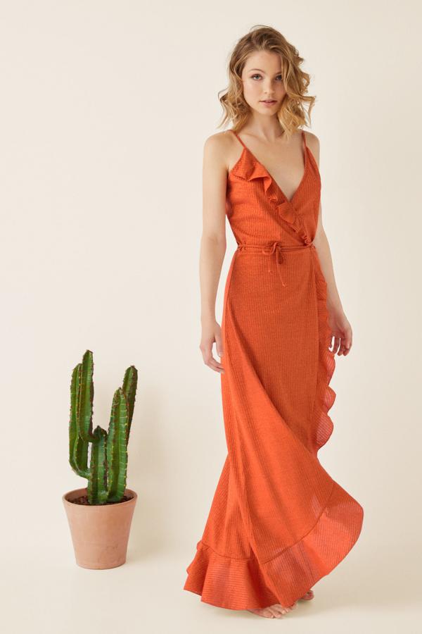 Maxi vestido de tirantes con silueta 'wrap' y detalle de volantes de Women'Secret (rebajado de 33.95 a 23.99 euros).