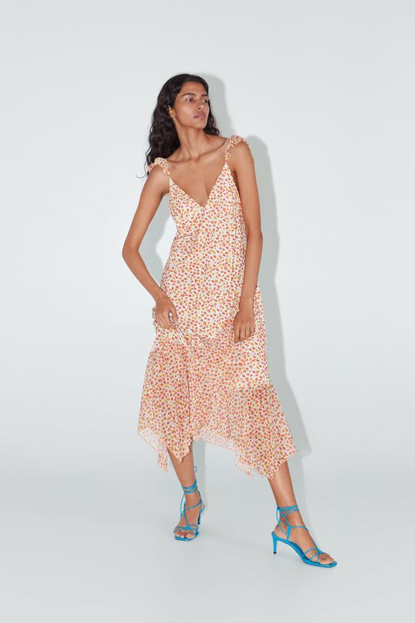 Vestido midi de gasa estampada y tirantes de Zara (25.95 euros).