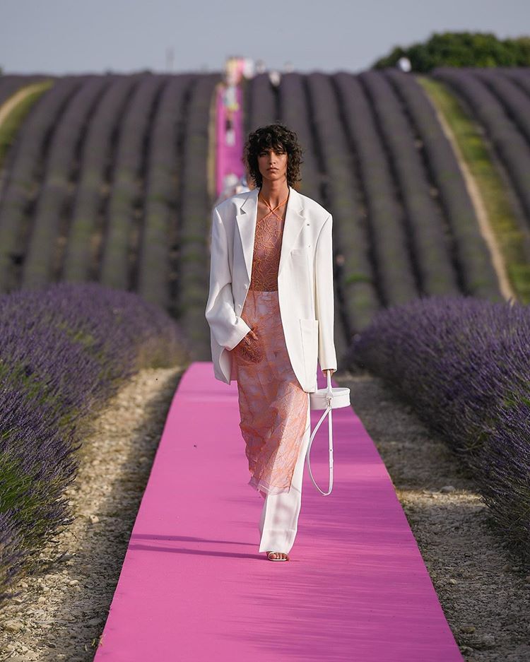 Este impecable traje blanco, puro minimalismo y pura inspiración Jacquemus.