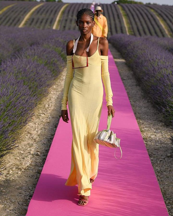 Este vestido amarillo vainilla de esencia noventera y 'allure parisien' de la colección 'Le Coup de Soleil' de Jacquemus.