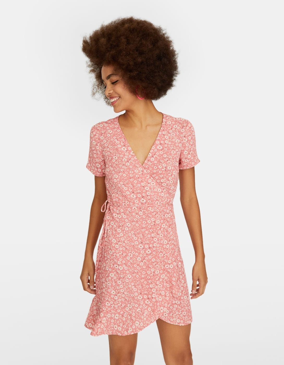 En esta selección no podía faltar un vestido cruzado porque son cómodos y hacen tipazo sí o sí. Con este rosa bebé de flores elevarás tus looks de verano a otro nivel. Ahora solo cuesta 17,99 euros, imagína lo que costará en las rebajas. ¡Un chollo!